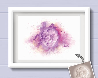 Op de afbeelding: Een aquarel schilderij van een paarse menselijke embryo op een roze en gele aquarel achtergrond.