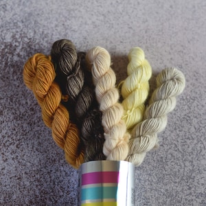 Handgefärbte Ministränge aus Merinogarn, 5 x 80m in 20g, kleines Garn für Colorwork, Streifen, Intarsien, Entrelac geschlagen