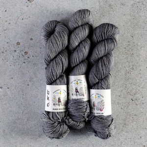 BKD Wonder DK: handgefärbte dicke Merinowolle, 230 m in 115g (200 m in 100g) "French Grey - Light"