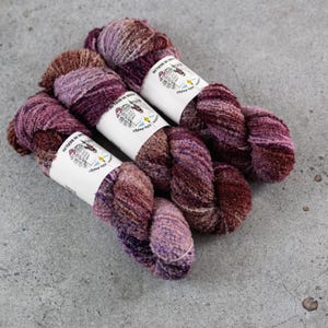 BKD Merino Boucle, handgefärbtes Garn, DK Boucle, 220 m in 100g ""Lila Brownie"""