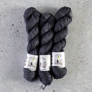 BKD Wonder DK: handgefärbte dicke Merinowolle, 230 m in 115g (200 m in 100g) ""Dark French Grey""