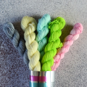 Handgefärbte Mini Stränge aus Merinowolle, 5 x 80m in 20g, Dünnes Garn für Colorwork, Intarsien, Streifenstricken