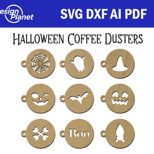 Pode incluir: Conjunto de nove stencils de café com tema de Halloween, com designs como uma teia de aranha, um fantasma, um chapéu de bruxa, uma caveira, um morcego, uma abóbora, ossos cruzados, "Boo" e um foguete. Os stencils são feitos de madeira marrom e têm um design de corte branco.