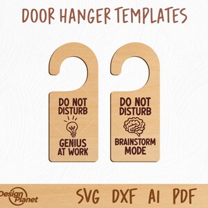 Könnte beinhalten: Zwei Holztürhänger mit einem Ausschnitt zum Aufhängen. Der linke Hänger sagt "Nicht stören Genie bei der Arbeit" mit einem Glühbirnen-Symbol. Der rechte Hänger sagt "Nicht stören Brainstorm-Modus" mit einem Gehirn-Symbol. Beide Hänger haben eine braune Holzmaserung.