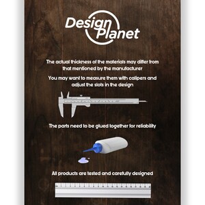 Może przedstawiać: Drewniany znak z tekstem "Design Planet" w białym k&oacute;łku. Znak zawiera r&oacute;wnież instrukcje dotyczące montażu produktu, w tym użycie suwmiarki do pomiaru i kleju do montażu. Tekst brzmi: "Rzeczywista grubość materiał&oacute;w może r&oacute;żnić się od podanej przez producenta. Możesz chcieć zmierzyć je suwmiarką i dopasować szczeliny w projekcie. Części muszą być sklejone ze sobą dla zapewnienia niezawodności. Wszystkie produkty są testowane i starannie zaprojektowane."