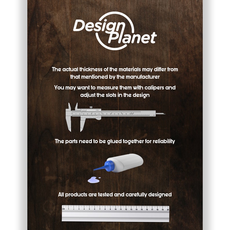 Może przedstawiać: Drewniany znak z tekstem "Design Planet" w białym k&oacute;łku. Znak zawiera r&oacute;wnież instrukcje dotyczące montażu produktu, w tym użycie suwmiarki do pomiaru i kleju do montażu. Tekst brzmi: "Rzeczywista grubość materiał&oacute;w może r&oacute;żnić się od podanej przez producenta. Możesz chcieć zmierzyć je suwmiarką i dopasować szczeliny w projekcie. Części muszą być sklejone ze sobą dla zapewnienia niezawodności. Wszystkie produkty są testowane i starannie zaprojektowane."