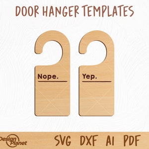Op de afbeelding: Twee houten deurhangers met een uitgesneden handvat aan de bovenkant. De linker hanger zegt "Nope." en de rechter hanger zegt "Yep."