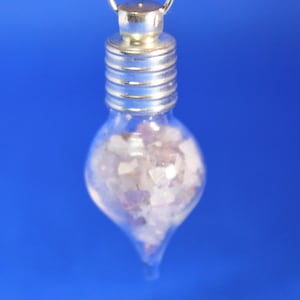 Sal marina y amatista triturado globo de cristal transparente colgante + The Tale of Salt (tarjeta de felicitación A7) + una pequeña caja Kraft de sal marina de Cornualles