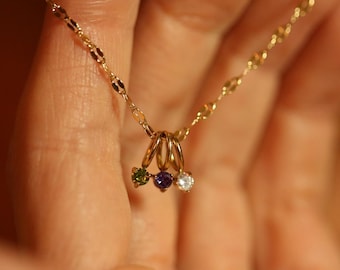 Collar con dije de piedra de nacimiento personalizado en oro: hipoalergénico, resistente al agua y al deslustre.