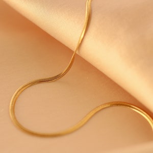 Platte slangenketting, visgraatketting, dikke kettingchoker, visgraat gouden choker, gouden slangenketting afbeelding 5