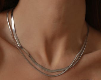 Collar minimalista de acero inoxidable con cadena de espiga de oro y plata de 16 a 18 pulgadas, resistente al agua y al deslustre, con capas.