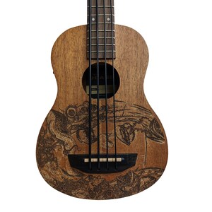 Może przedstawiać: Brązowy ukulele z czarną szyjką o czterech strunach i czarnym osłoną. Korpus ukulele jest ozdobiony laserowo grawerowanym wzorem morskiego stworzenia.