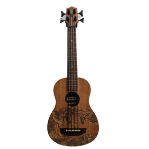 Może przedstawiać: Brązowy ukulele basowy z wykończeniem imitującym drewno i czarno-białym wzorem graficznym. Bas ma czarny mostek i klucze.