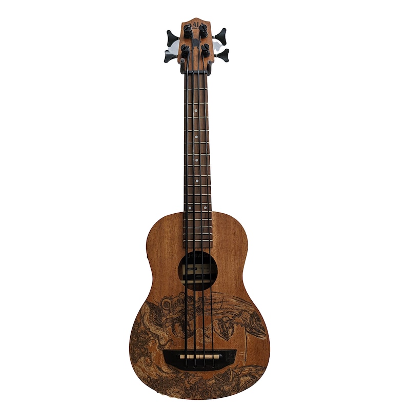 Może przedstawiać: Brązowy ukulele basowy z wykończeniem imitującym drewno i czarno-białym wzorem graficznym. Bas ma czarny mostek i klucze.