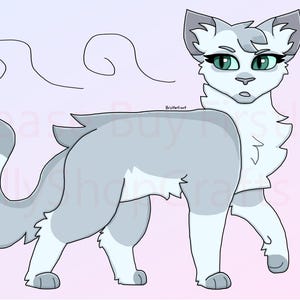 Op de afbeelding: Een digitale illustratie van een gestileerde kat met een lichtgrijs en wit kleurenschema. De kat heeft groene ogen en een pluizig uiterlijk. De afbeelding bevat decoratieve krullen en de tekst "Please Buy First Silly Shop Grafts".