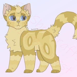 Op de afbeelding: Een cartoonillustratie van een lichtbruine tabbykat met blauwe ogen. De kat heeft een lichtbruin en wit gestreept patroon op zijn vacht. De kat staat op een lichtroze achtergrond.