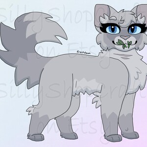 Puede incluir: Una ilustración digital de un gato gris claro con una cola esponjosa, ojos azul brillante y pestañas largas y oscuras. El gato tiene una pequeña ramita de hojas verdes en la boca y el nombre Frostdawn está escrito en texto negro cerca del lomo.