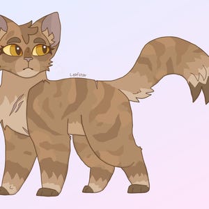Può includere: Un gatto tabby marrone con occhi gialli e un petto bianco. Il gatto è in piedi su uno sfondo rosa e blu chiaro.
