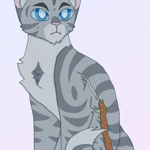 Op de afbeelding: Een grijs-witte tabbykat met blauwe ogen zit met zijn staart om een ​​bruine stok gewikkeld. De kat heeft een serieuze uitdrukking op zijn gezicht.