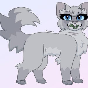 Op de afbeelding: Een grijze en witte kat met blauwe ogen staat met zijn staart omhoog gekruld. De kat houdt een groen blad in zijn mond.