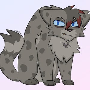 Op de afbeelding: Een grijze en witte kat met een rode streep in zijn vacht. De kat heeft blauwe ogen en een serieuze uitdrukking. De kat zit op een lichtroze achtergrond.