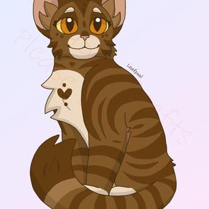 Op de afbeelding: Een bruine tabbykat met oranje ogen zit met zijn staart om zijn poten gewikkeld. De kat heeft een witte vlek op zijn borst met een bruin hart.