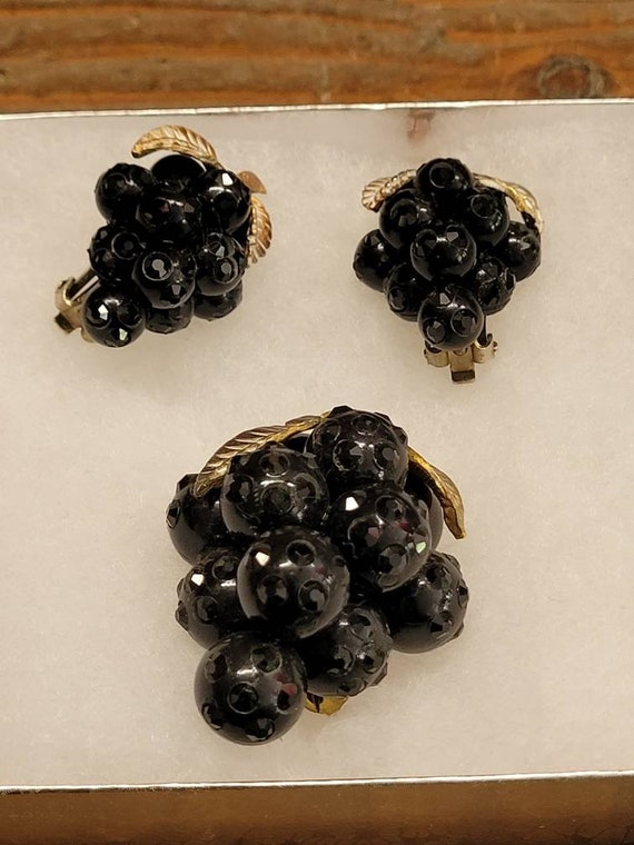 1950's Lucite Grape Jewelry Set - image 3