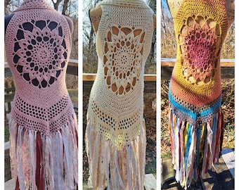 Gilet bohème au crochet Forest Fae avec franges en tissu et ornements