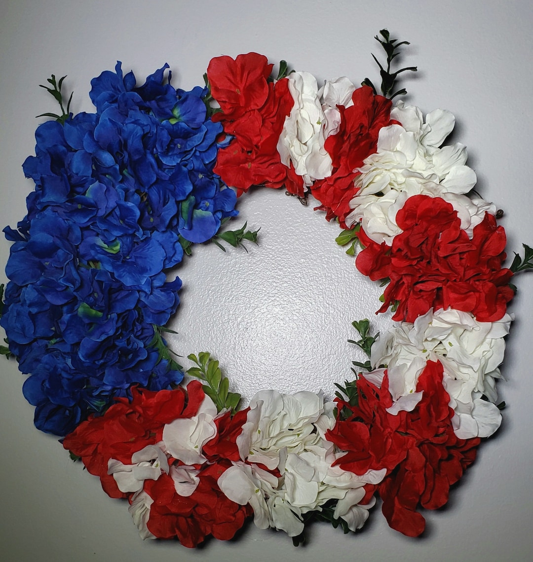 Red White & Blue Hydrangea Blooms Create a Flag Themed Wreath - Etsy