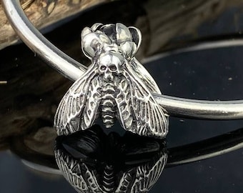 Cuenta de plata, dije "Acherontia atropos". Mariposa de plata.