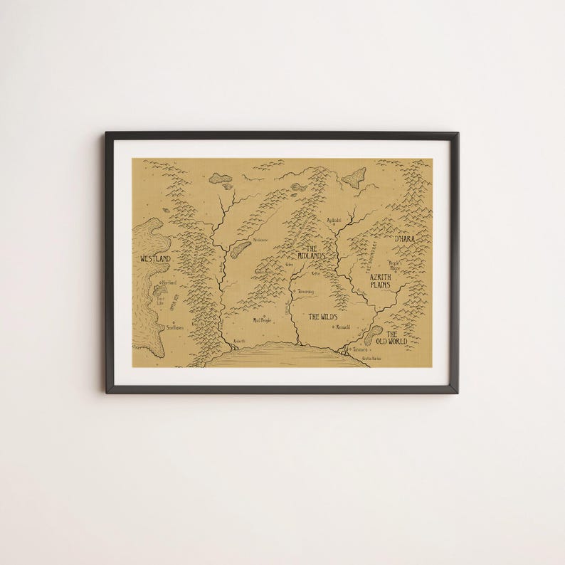 K&ouml;nnte beinhalten: Eine gerahmte Karte einer fiktiven Welt mit dem Titel "The Old World". Die Karte ist in schwarzer Tinte auf beigefarbenem Hintergrund gezeichnet und enth&auml;lt die Namen verschiedener Regionen, wie "The Wildlands", "The Wilds" und "Azroth Plains".