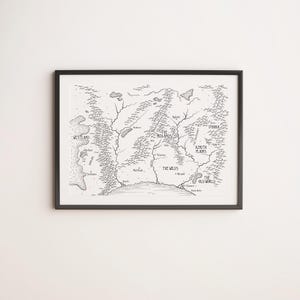 K&ouml;nnte beinhalten: Eine Schwarzwei&szlig;-Linienzeichnung einer Karte einer fiktiven Welt. Die Karte tr&auml;gt den Titel "The Old World" und umfasst Regionen wie "The Midlands", "The Wilds", "Azirth Plains" und "Iphara".