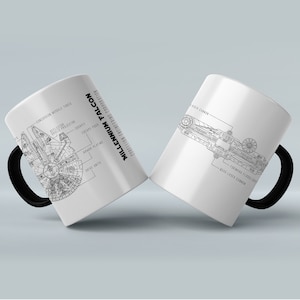 Puede incluir: Dos tazas de cerámica blanca con asas negras. Una taza presenta un dibujo a línea del  Millennium Falcon con partes etiquetadas. La otra taza presenta una vista lateral del Millennium Falcon con partes etiquetadas. El texto en las tazas dice "Corellian Engineering Corporation Millennium Falcon".