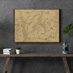 K&ouml;nnte beinhalten: Eine gerahmte Karte einer fiktiven Welt mit dem Titel "The Old World". Die Karte ist in schwarzer Tinte auf beigefarbenem Hintergrund gezeichnet und zeigt verschiedene Regionen, darunter "The Midlands", "The Wilds" und "Azirth Plains".