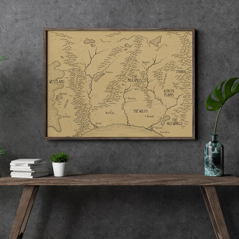 K&ouml;nnte beinhalten: Eine gerahmte Karte einer fiktiven Welt mit dem Titel "The Old World". Die Karte ist in schwarzer Tinte auf beigefarbenem Hintergrund gezeichnet und zeigt verschiedene Regionen, darunter "The Midlands", "The Wilds" und "Azirth Plains".
