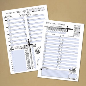 以下が含まれることがあります： 卓上ロールプレイングゲーム用の白黒の印刷可能なイニシアチブトラッカー2つ。トラッカーには、剣、コインの袋、巻物があります。トラッカーのテキストには、「Initiative Tracker」と「Rounds of Combat」と書いてあります。