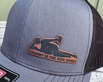 Chunky is de nieuwe Hunky Hat, kunstleren patch - Logo Hats, Laser Gegraveerde Leather Patch, Richardson 112 Hat - Dad hat - Dad Bod Hat