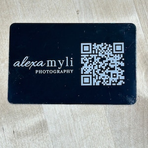 Tarjeta de visita metálica con código QR personalizado - logotipo de pequeña empresa