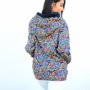 Sudadera con capucha grande en hojas de arcoiris imagen 3