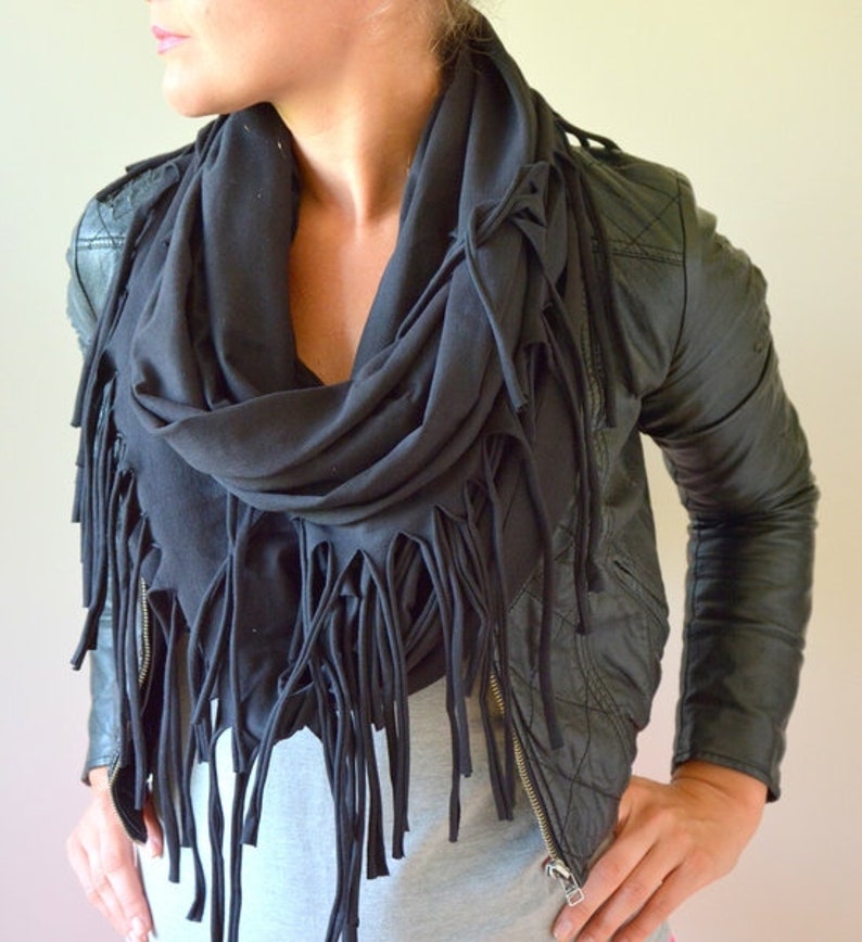 ein Schal mit Fransen einfarbiger Schal, lopp, schlauchschal, rundschal aus 100% bauwmolle schwarzer rundschal Bild 1