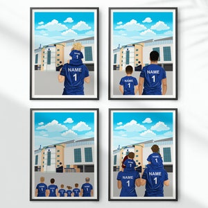 Op de afbeelding: Vier ingelijste prints met illustraties van mensen in blauwe shirts met nummer 1 en gepersonaliseerde namen. De illustraties tonen een stadion en een blauwe lucht met wolken. De prints variëren in het aantal mensen.