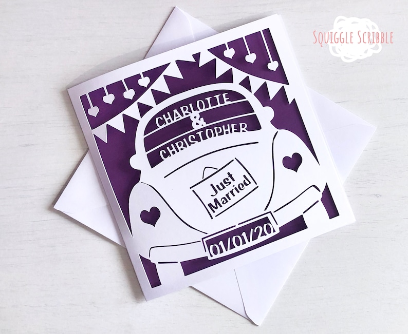 K&ouml;nnte beinhalten: Eine aus Papier ausgeschnittene Karte in Lila und Wei&szlig; mit einem wei&szlig;en Auto, einem Schild mit der Aufschrift "Just Married" und dem Text "Charlotte & Christopher 01/01/20".