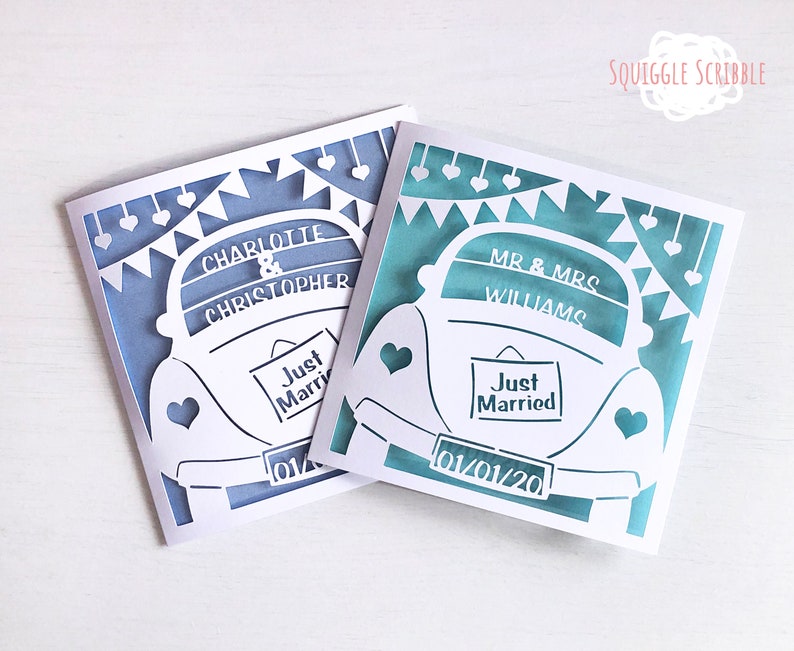 K&ouml;nnte beinhalten: Zwei wei&szlig;e Papierschnittkarten mit blauem und gr&uuml;nem Aquarellhintergrund. Die Karten zeigen einen wei&szlig;en Volkswagen K&auml;fer mit dem Text "Just Married" auf der R&uuml;ckseite. Die obere Karte tr&auml;gt die Namen "Charlotte & Christopher" und das Datum "01/" unten. Die untere Karte tr&auml;gt die Namen "MR & MRS WILLIAMS" und das Datum "01/01/20" unten.