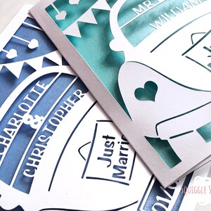K&ouml;nnte beinhalten: Zwei Hochzeitseinladungen mit einem Ausschnittdesign. Eine Einladung zeigt einen blauen Hintergrund mit den Namen "Charlotte & Christopher" und ein wei&szlig;es Ausschnittdesign eines Autos mit dem Text "Just Married". Die andere Einladung zeigt einen t&uuml;rkisfarbenen Hintergrund mit einem wei&szlig;en Ausschnittdesign eines Autos mit dem Text "Mr. & Mrs. William" und "Just Married".