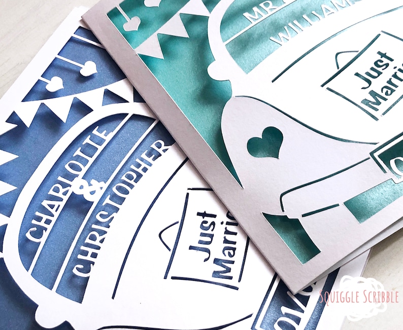 K&ouml;nnte beinhalten: Zwei Hochzeitseinladungen mit einem Ausschnittdesign. Eine Einladung zeigt einen blauen Hintergrund mit den Namen "Charlotte & Christopher" und ein wei&szlig;es Ausschnittdesign eines Autos mit dem Text "Just Married". Die andere Einladung zeigt einen t&uuml;rkisfarbenen Hintergrund mit einem wei&szlig;en Ausschnittdesign eines Autos mit dem Text "Mr. & Mrs. William" und "Just Married".