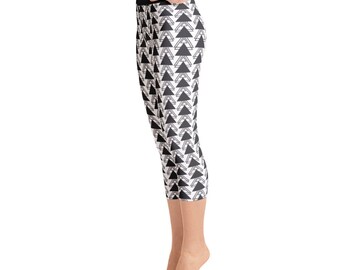 Yoga Capri Leggings - Monochromatic Triangles