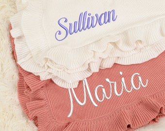 Personlig broderad filt - anpassad babyfilt - babypresent - stickad babyfilt - mjuk volangfilt - babyshowerpresent - presenter till nybliven mamma