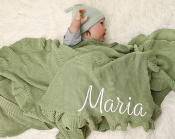 Personlig stickad babyfilt: Mjuk, andningsbar bomullsfilt till barnvagnen - volangdesign, babyshowerpresent och broderad säkerhetsfilt
