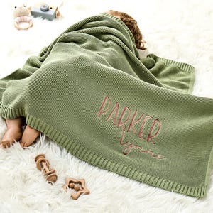 Anpassad babyfilt, broderat namn, barnvagnsfilt, present till nyfödd, mjuk, andningsbar bomullsstickning, babyfiltsset, personlig namnfilt bild 2