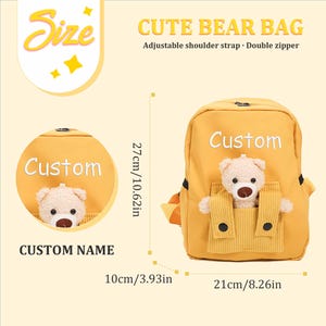 Op de afbeelding: Een gele rugzak met een teddybeerzak. De rugzak heeft een ritssluiting en verstelbare schouderbanden. De rugzak is 27 cm hoog, 21 cm breed en 10 cm diep. De rugzak heeft het woord "Custom" geborduurd op de voorkant.